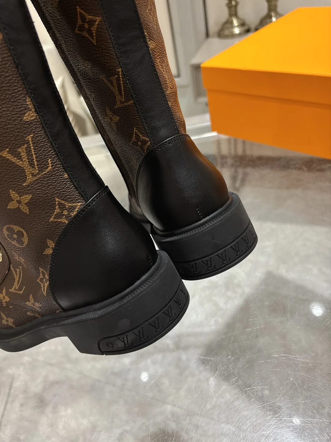 👟👟Ex-factory price 720👟👟 Louis Vuitton Louis Vuitton 2024 autumn and winter high-end customization, catwalk style of major celebrity Internet celebrities, century-old classic, exquisite craftsmanship, comfortable on the feet, side zipper design for easy putting on and taking off. This Citizen flat boots are made of smooth cow leather to demonstrate military style, and the adjustable strap embellished with the LV Capucines logo pays tribute to the Capucines handbag. The LV monogram embossed on the heel subtly echoes the Lozine trim of Louis Vuitton’s traditional trunks. Fabric: Full-grain cowhide Lining: Cowhide Buckle: Original molded outsole Original molded Color: Black Brown Code number 36 to 40 (41 to 42 can be customized and non-refundable) Bosses are welcome to make orders